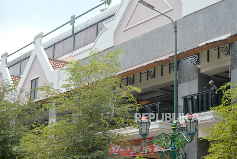 Pengunjung di balkon Mal Malioboro, Yogyakarta, Selasa (13/9/2022). Pemda DIY secara resmi mengambil alih aset Malioboro Mall dan Hotel Ibis yang berada di Jalan Malioboro. Penandatangan serah terima aset digelar secara tertutup di Kompleks Kepatihan, Kantor Gubernur DIY, Senin (12/9/2022). Dengan demikian Pemda DIY secara resmi menghentikan kontrak sewa terhadap pengelola lama, dalam hal ini PT YIS selaku pengelola. Mal Malioboro dibangun pada medio 1993 di atas lahan milik Pemda DIY dan milik BUMD PT Anindya Mitra Internasional.