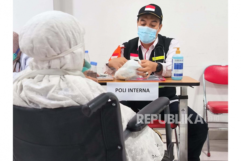 Jamaah haji sedang berkonsultasi di poli interna Kantor Kesehatan Haji Indonesia (KKHI) Makkah, Rabu (7/6/2023) 