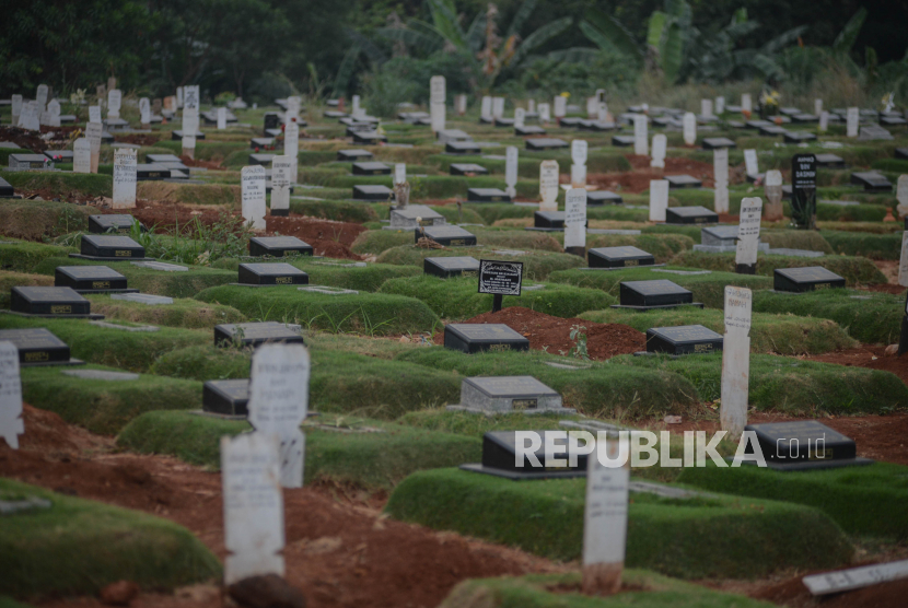 Deretan makam psien COVID-19 di TPU Pondok Ranggon, Jakarta, Rabu (2/9). Satgas Penanganan COVID-19 menyatakan adanya peningkatan jumlah kasus kematian pasien COVID-19 di Indonesia dalam sepekan terakhir sebesar 24,4 persen. Republika/Thoudy Badai