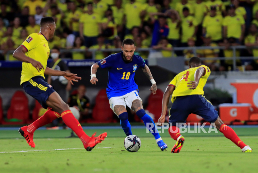 Pemain Kolombia Yerry Mina (kiri) dan Carlos Cuesta (kanan) beraksi melawan pemain Brasil Neymar Jr. (tengah) selama pertandingan sepak bola kualifikasi Piala Dunia Qatar 2022 CONMEBOL antara Kolombia dan Brasil di Stadion Metropolitano di Barranquilla, Kolombia, 10 Oktober 2021.