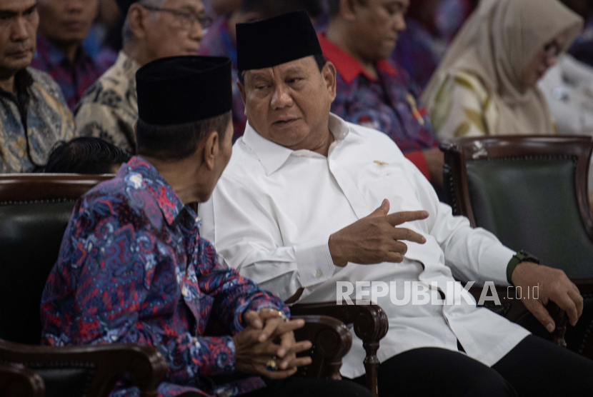 Menteri Pertahanan Prabowo Subianto (kanan) mengaku sebagai penggemar kuliner roti jala Medan.