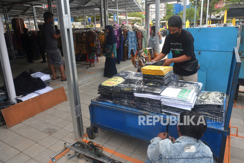 Pedagang kaki lima (PKL) Malioboro membuka lapak di Teras Malioboro II, Yogyakarta. 