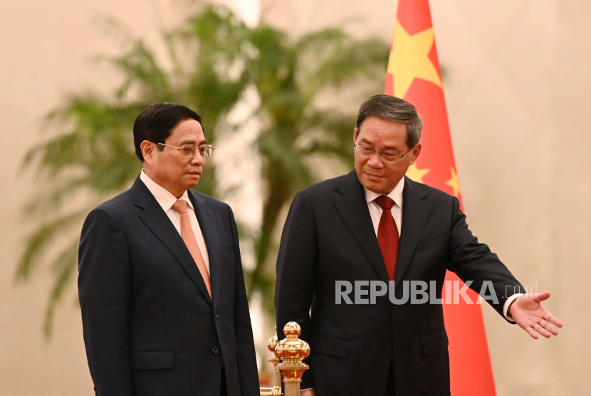 Perdana Menteri Cina Li Qiang (kanan) memimpin jalan bagi Perdana Menteri Vietnam Pham Minh Chinh selama upacara penyambutan di Aula Besar Rakyat di Beijing, Cina, 26 Juni 2023.
