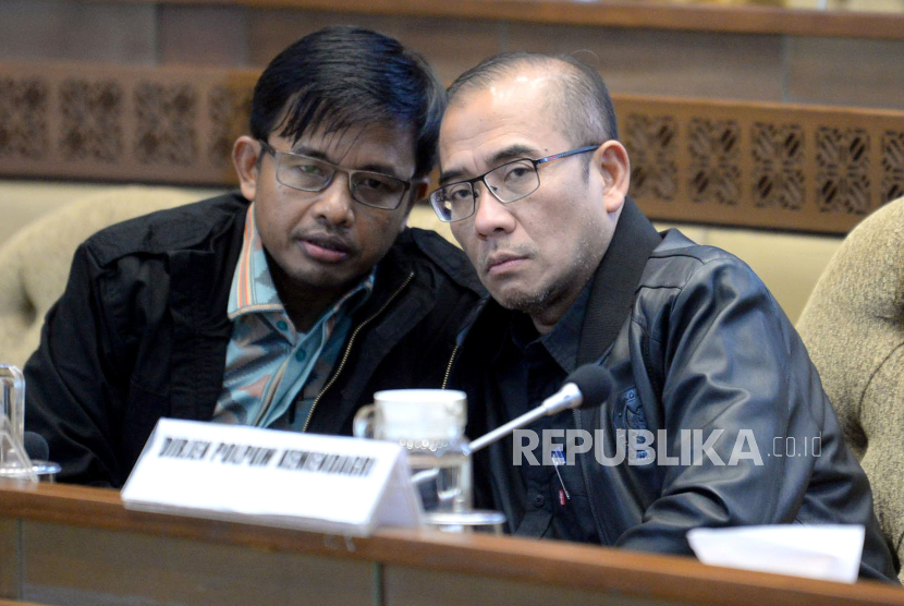 Ketua KPU Hasyim Asyari berbincang dengan Anggota KPU Idham Holik 
