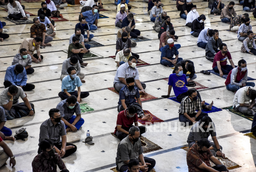 Setelah dua bulan ditutup, Masjid Raya Baiturrahman Denpasar menggelar sholat Jumat. Ilustrasi.