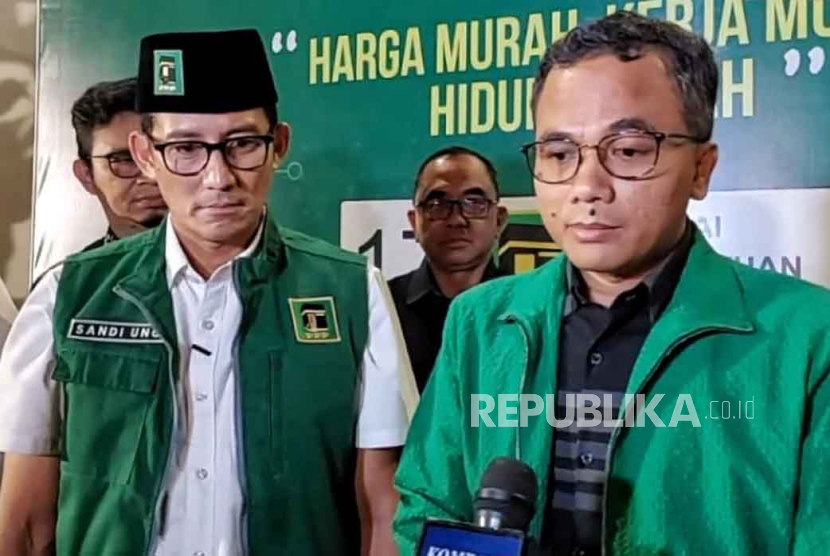 Ketua Bappilu PPP Sandiaga Salahuddin Uno dan Sekretaris Jenderal PPP arwani Thomafi menanggapi adanya Pejuang PPP yang mendeklarasikan dukungan kepada Prabowo-Gibran, di kawasan Kebayoran, Jakarta, Kamis (28/12/2023) malam. 