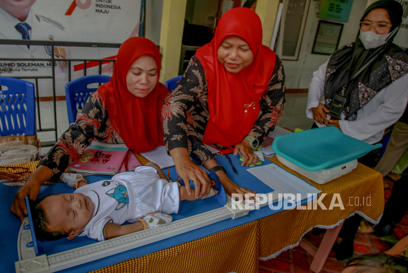 Petugas kesehatan mengukur tinggi badan balita saat pelayanan posyandu di Kantor kelurahan Maliaro, Kota Ternate, Maluku Utara, Senin (18/3/2024). 