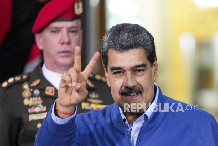 Presiden Venezuela Maduro menunjukkan jari kemenangan setelah bertemu Alex Saab di istana kepresidenan Miraflores di Caracas, Venezuela, Rabu, (20/12/2023).