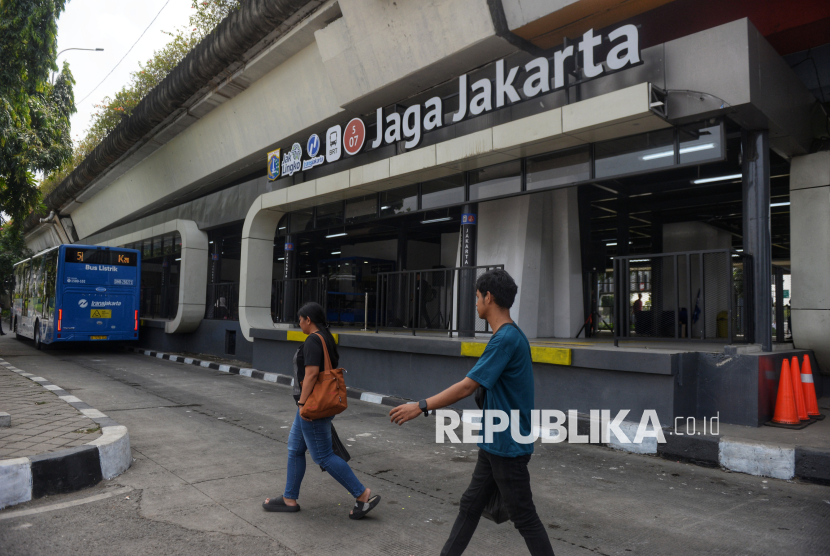 Penumpang bus transjakarta melintas di Halte Jaga Jakarta, Senen, Senin (8/9/2025). Halte Transjakarta Senen Sentral,  resmi berganti nama menjadi Halte Jaga Jakarta. Halte tersebut kini telah selesai diperbaiki dan kembali beroperasi setelah sebelumnya dirusak dan dibakar kelompok orang tak dikenal (OTK) dalam kericuhan pekan lalu. Nama Jaga Jakarta dipilih sebagai pengingat pentingnya menjaga keamanan dan ketertiban secara bersama-sama.