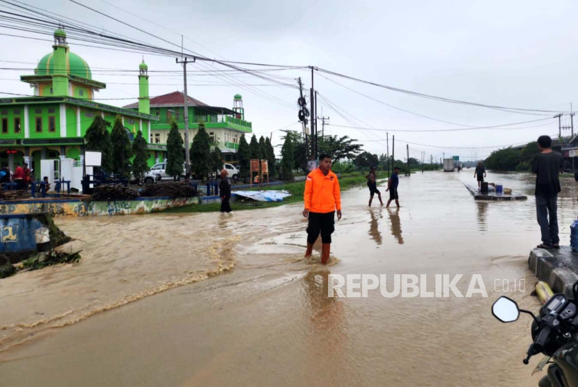 Akses jalan menuju Gerbang Tol (GT) Kertajati Tol Cikopo Palimanan (Cipali), di Kecamatan Kertajati, Kabupaten Majalengka, terendam banjir, Senin (12/2/2024) pagi. 