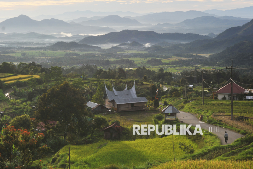 Warga melintas saat matahari terbit di Nagari Pariangan, Kabupaten Tanah Datar, Sumatera Barat, pada 2010.