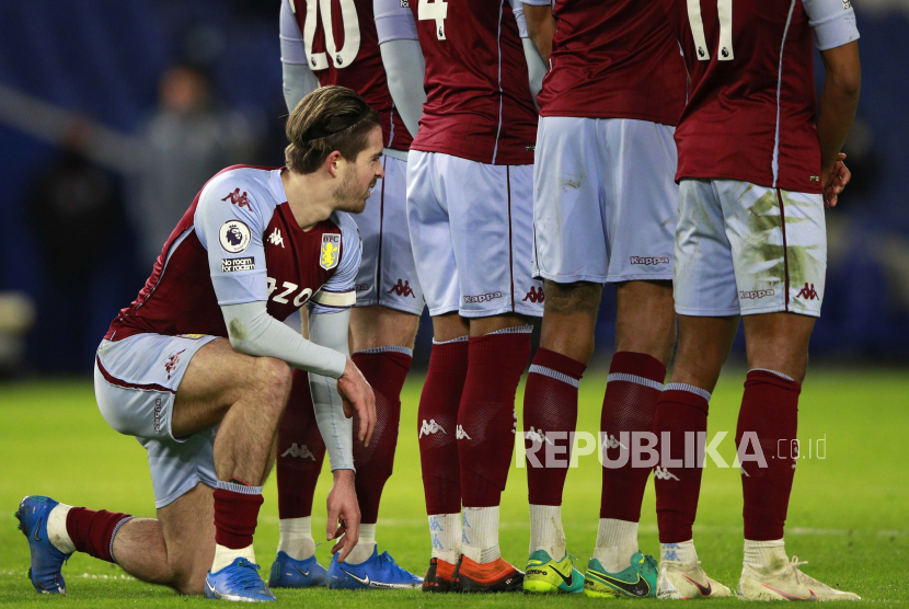 Jack Grealish dari Aston Villa beraksi selama pertandingan sepak bola Liga Premier Inggris antara Brighton Hove Albion dan Aston Villa di Brighton, Inggris, 13 Februari 2021.