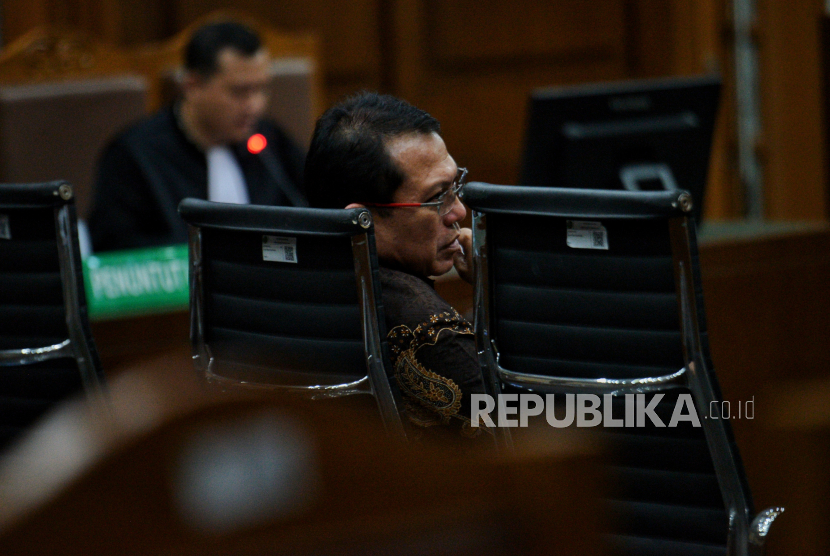 Terdakwa Sekretaris Mahkamah Agung (MA) nonaktif Hasbi Hasan menjalani sidang pembacaan tuntutan di Pengadilan Negeri Tipikor, Jakarta Pusat, Kamis (14/3/2024). Jaksa penuntut umum (JPU) Komisi Pemberantasan Korupsi (KPK) menuntut terdakwa Hasbi Hasan dipidana selam 13 tahun dan 8 bulan penjara, denda Rp 1 miliar subsider 6 bulan kurungan, serta membayar uang pengganti sebesar Rp3,88 miliar subsider 3 tahun kurungan. Dalam perkara tersebut, Hasbi Hasan dinilai terbukti secara sah dan meyakinkan hukum telah menerima suap penanganan perkara kasasi Koperasi Simpan Pinjam (KSP) Intidana yang bergulir di MA.