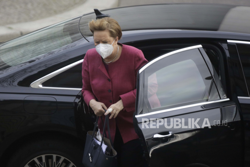 Kanselir Jerman Angela Merkel tiba untuk sesi parlemen tentang undang-undang baru untuk memerangi pandemi virus korona di parlemen Bundestag di Berlin, Jerman, Jumat, 16 April 2021.