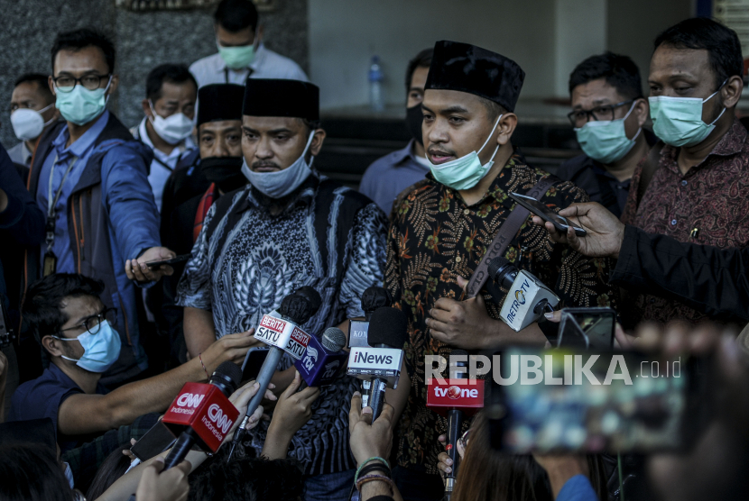 Kuasa Hukum FPI Aziz Yanuar(ketiga kanan) memberikan keterangan kepada wartawan di Mapolda Metro Jaya, Jakarta, Selasa (1/12). Menurut keterangannya, Imam Besar FPI Habib Rizieq Shihab tidak bisa memenuhi panggilan penyidik Polda Metro Jaya terkait kasus kerumunan massa di Petamburan, karena masih dalam masa pemulihan usai dirawat di RS Ummi Bogor. Republika/Putra M. Akbar