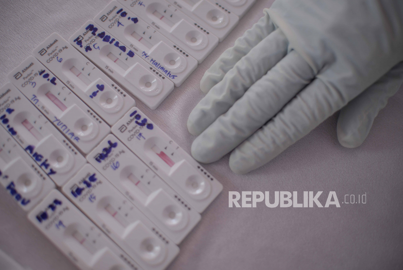Petugas medis memeriksa sample Rapid Test Antigen Covid-19 di Rest Area KM 57, Karawang, Jawa Barat, Kamis (24/12). Warga yang tidak memiliki surat keterangan non reaktif Covid-19 diminta untuk melakukan Rapid Test Antigen ditempat yang sudah disediakan. Rapid Test Antigen tersebut dilakukan untuk melacak lonjakan kasus positif disaat libur Natal dan Tahun Baru 2020. Republika/Thoudy Badai