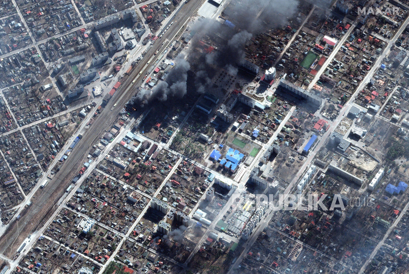 Citra satelit yang disediakan oleh Maxar Technologies ini menunjukkan gedung-gedung yang terbakar di Irpin, Ukraina selama invasi Rusia pada Senin, 21 Maret 2022.