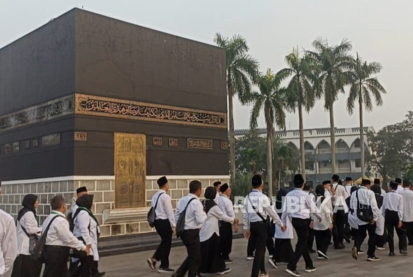 Petugas Penyelenggara Ibadah Haji (PPIH) Arab Saudi 2024 ikut dalam manasik haji dan umrah di Asrama Haji Pondok Gede, Bekasi, Jawa Barat, Ahad (24/3/2024). Kegiatan manasik haji dan umrah itu diikuti 1.144 calon petugas haji.