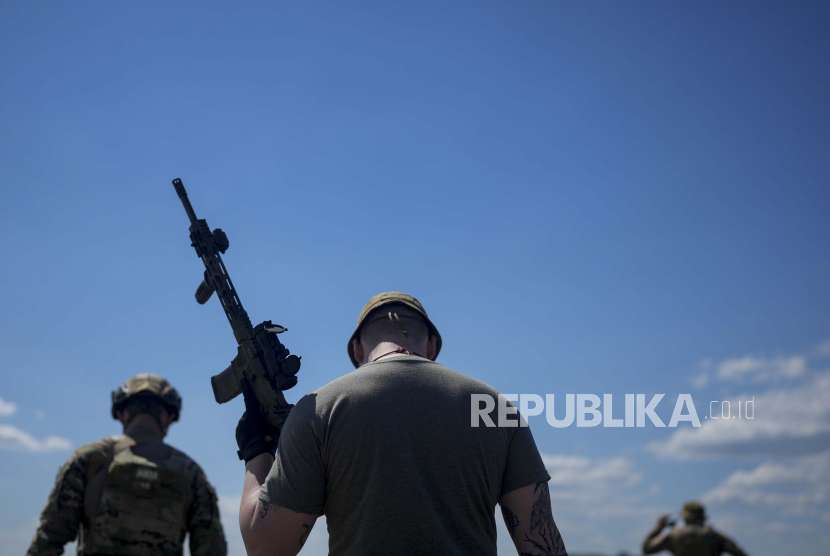 Seorang anggota milisi sipil memegang senapan selama pelatihan di lapangan tembak di pinggiran Kyiv, Ukraina, Selasa, 7 Juni 2022.