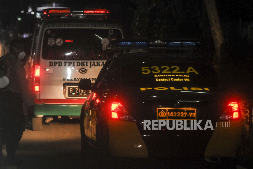 Mobil ambulans yang membawa jenazah laskar FPI saat akan meninggalkan RS Polri Kramat Jati di Jakarta, Selasa (8/12). Jenazah laskar FPI yang ditembak di Tol Jakarta-Cikampek itu telah selesai diautopsi dan telah diserahkan kepada pihak keluarga untuk dibawa ke rumah duka. Republika/Putra M. Akbar