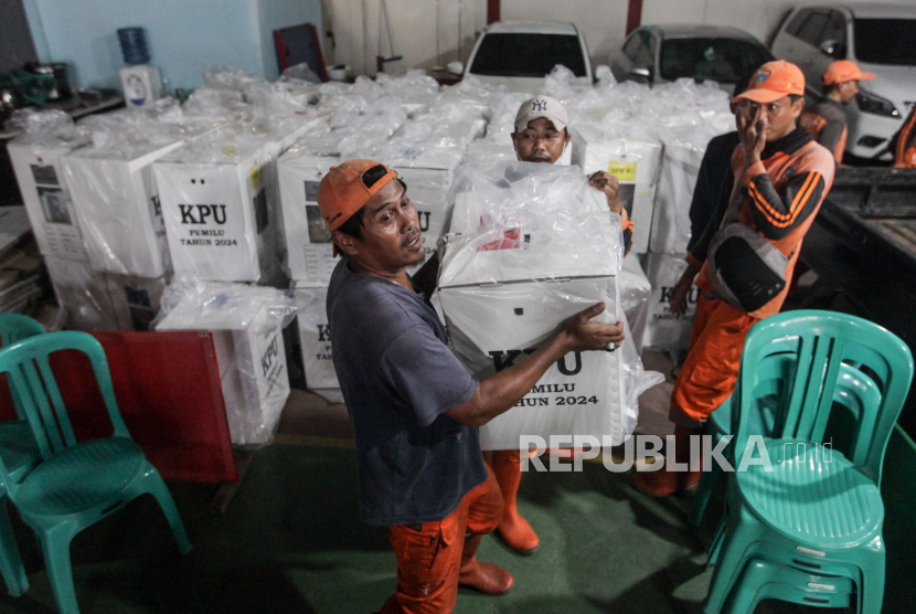 Petugas PPSU mengangkut kotak suara untuk didistribusikan di Posko Logistik Pemilu RW 08, Srengseng Sawah, Jakarta Selatan, Selasa (13/2/2024). Sebanyak 800 kotak suara beserta logistik lainnya didistribusikan untuk 200 tempat pemungutan suara (TPS) di 19 RW wilayah Srengseng Sawah.