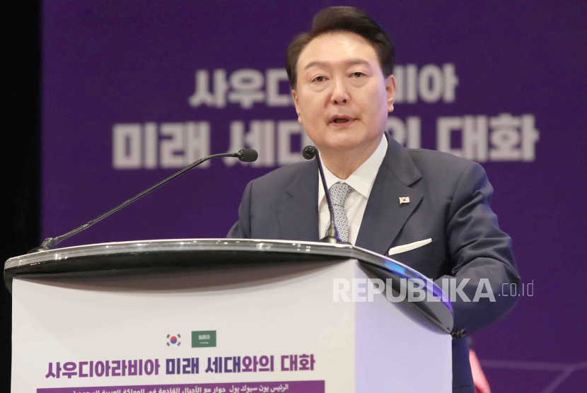 Presiden Korea Selatan Yoon Suk Yeol memberikan pidato di Universitas King Saud di Riyadh, Arab Saudi, (23/10/2023). 