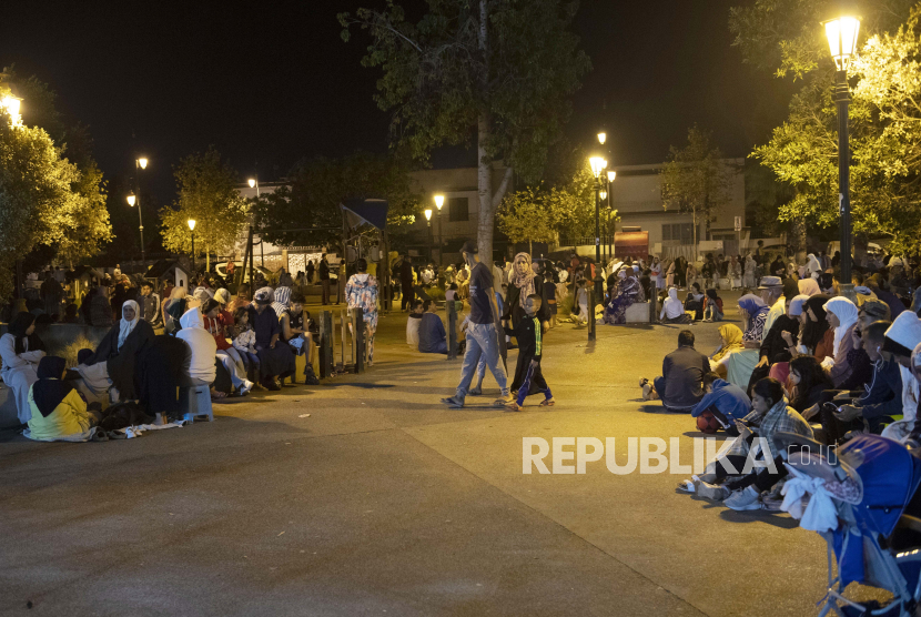 Warga memilih berada di luar rumah demi keamanan setelah gempa, di Rabat, Moroko, 8 September 2023. 