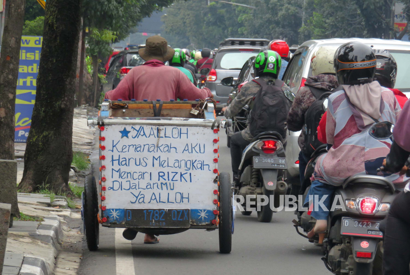 Warga terdampak Covid-19 di Bandung memilih ganti pekerjaan. Warga Kota Bandung melintas di tengah PSBB (Ilustrasi)