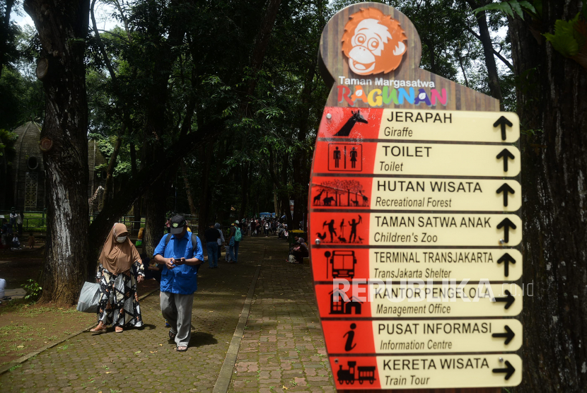 Warga mengunjungi Kebun Binatang Ragunan, Jakarta, Sabtu (25/12). Pada 1 Januari 2021, pengunjung juga ramai mengunjungi Taman Margasatwa Ragunan.