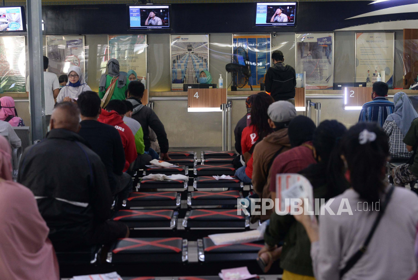 Sejumlah calon penumpang antre untuk melakukan pembatalan tiket kereta di Stasiun Pasar Senen, Jakarta, Kamis (23/4). Terkait dengan larangan mudik 2020, PT Kereta Api Indonesia melayani pembatalan tiket kereta dengan pengembalian dana 100 persen bagi penumpang, pembatalan dapat dilakukan hingga 30 April 2020