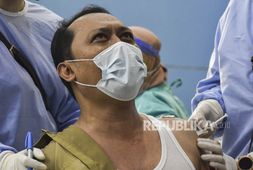 Seorang Aparatur Sipil Negara (ASN) mengikuti vaksinasi Covid-19 di Stadion Wibawa Mukti, Cikarang, Kabupaten Bekasi. (Ilustrasi)