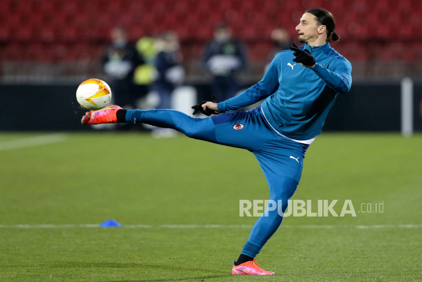 Zlatan Ibrahimovic dari Milan melakukan pemanasan untuk babak 32 besar Liga Europa UEFA, pertandingan sepak bola leg pertama antara Red Star Belgrade dan AC Milan di Beograd, Serbia, 18 Februari 2021.