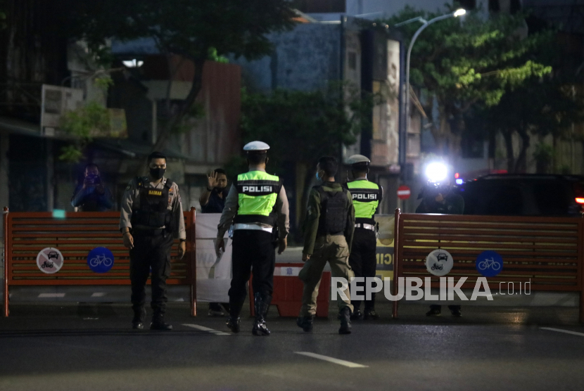 Polisi berjaga di  Jalan Tunjungan yang ditutup di Surabaya, Jawa Timur