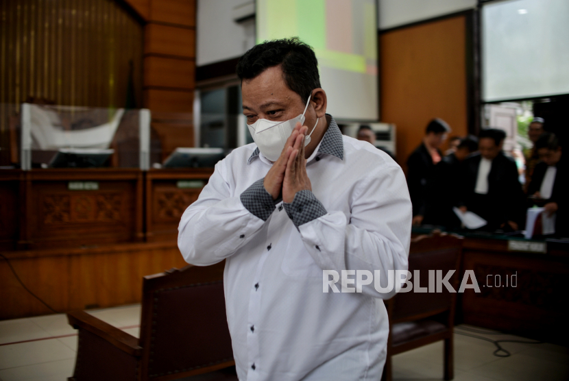 Terdakwa Kuat Ma'ruf berjalan meninggalkan ruang sidang usai menjalani sidang tuntutan di Pengadilan Negeri Jakarta Selatan, (16/1/2023). 