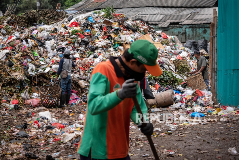 Pemulung memilah sampah di Tempat Pembuangan Sementara (TPS) Kalibata, Jakarta. 