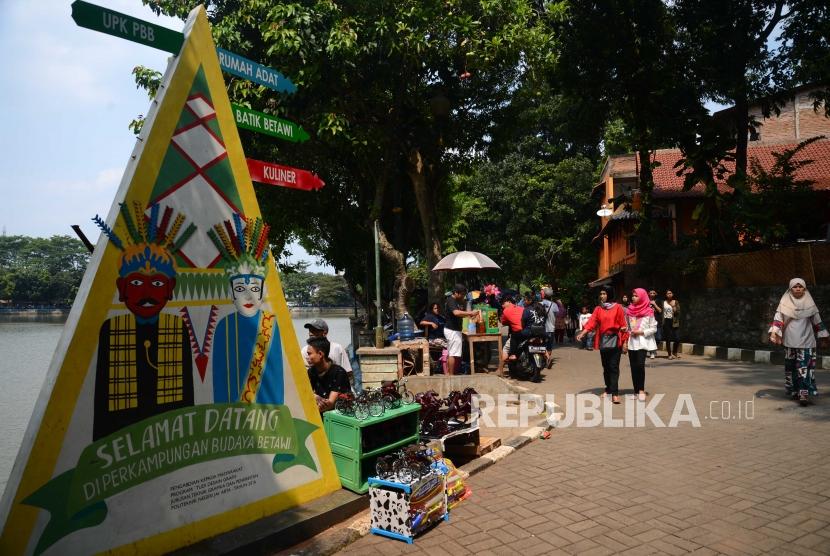 Suasana  di kawasan Perkapungan  Budaya Betawi, Setu Babakan, Jakarta.