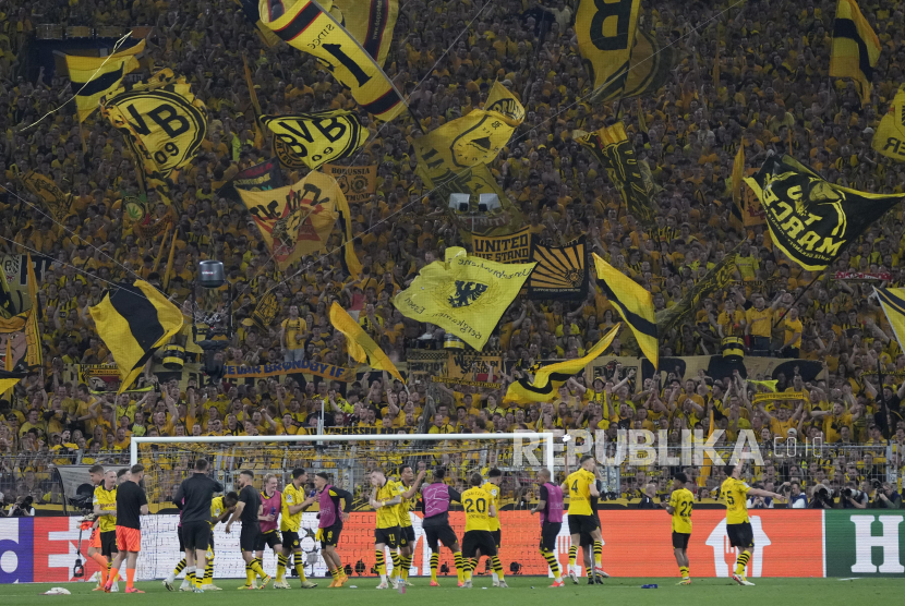Fans Borussia Dortmund merayakan kemenangan timnya atas PSG pada pertandingan sepak bola leg pertama semifinal Liga Champions di stadion Signal-Iduna Park, Dortmund, Jerman, Kamis (2/5/2024) WIB. Dortmund berhasil mengalahkan PSG dengan skor 1-0. Gol kemenangan Dortmund dicetak Niclas Fullkrug di menit ke-36.