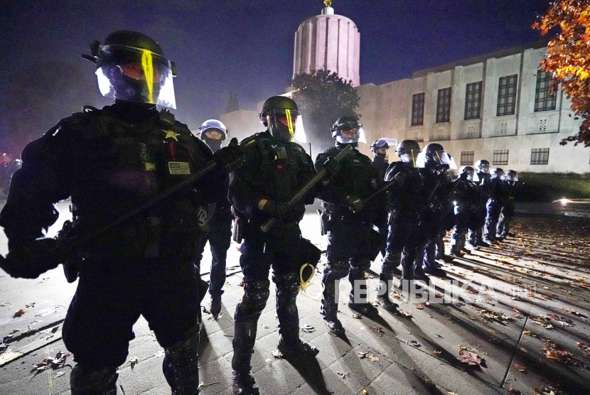  Polisi berbaris di gedung Oregon State Capitol.