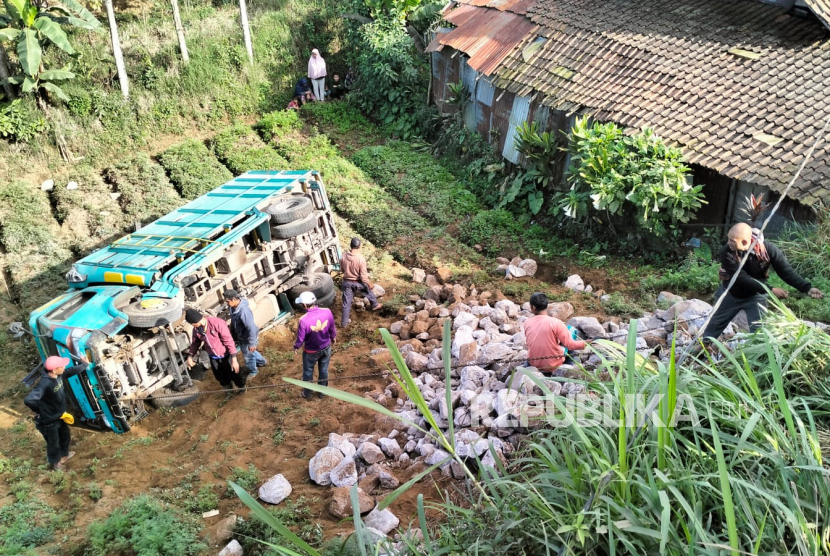 Sebuah truk pengangkut batu dilaporkan terjatuh ke dalam jurang di Jalan Raya Cikajang-Banjarwangi, Desa Tanjungjaya, Kecamatan Banjarwangi, Kabupaten Garut, Sabtu (19/8/2023).