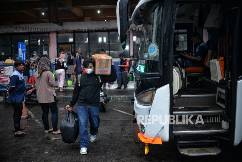 Penumpang saat akan menaiki bis di Terminal Kampung Rambutan, Jakarta, Rabu (21/12/2022).