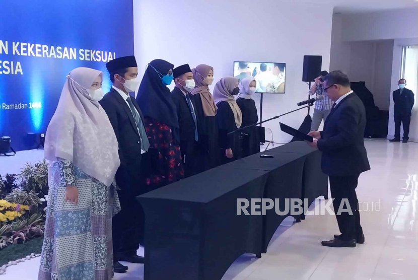 Rektor UII, Fathul Wahid, melantik anggota Satuan Tugas Pencegahan dan Penanganan Kekerasan Seksual (PPKS) UII terpilih di Gedung Mohammad Hatta, UII, Yogyakarta, Jumat (31/3/2023). 