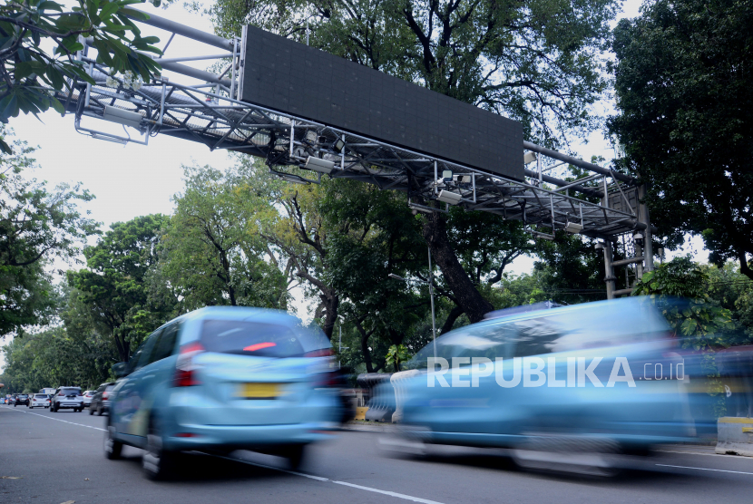 Sejumlah kendaraan melintas dibawah alat sistem jalan berbayar elektronik di Jalan Medan Merdeka Barat, Jakarta, Rabu (11/1/2023). Ketua Komisi B DPRD DKI sebut keuntungan jalan berbayar mencapai Rp 60 miliar/hari.
