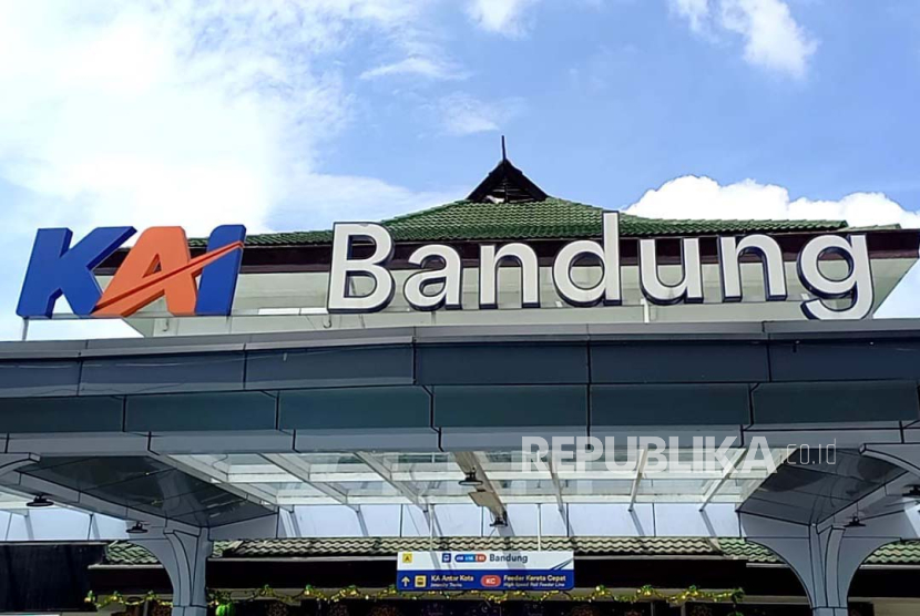 Kondisi Stasiun Bandung ramai oleh para pemudik yang akan berangkat tujuan Jawa Tengah dan Jawa Timur pada H-6 Lebaran 1445 Hijriah, Kamis (4/4/2024). 