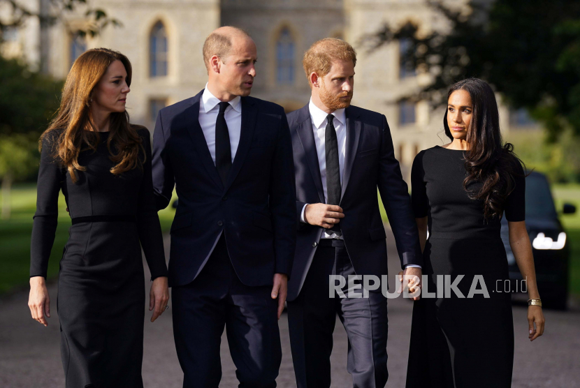 Dari kiri, Kate, Putri Wales, Pangeran William, Pangeran Wales, Pangeran Harry dan Meghan, Duchess of Sussex berjalan menemui anggota masyarakat di Kastil Windsor, setelah kematian Ratu Elizabeth II pada hari Kamis, di Windsor, Inggris , Sabtu, 10 September 2022.