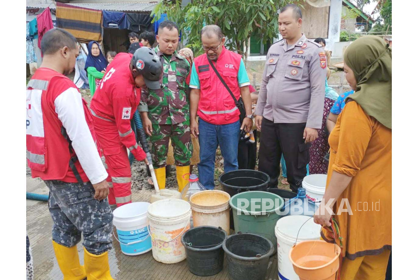 PMI menyalurkan bantuan air bersih untuk warga terdampak kekeringan di Kelurahan Setiawargi, Kecamatan Tamansari, Kota Tasikmalaya, Kamis (24/8/2023). 