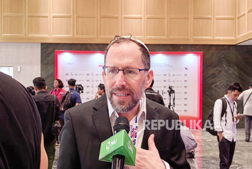 Tokoh Yahudi asal Amerika, Rabi Yakov Nagen saat menghadiri acara R20 International Summit of Religious Authorities (ISORA) yang digelar Pengurus Besar Nahdlatul Ulama (PBNU) di Park Hyatt Jakarta, Senin (27/11/2023). 