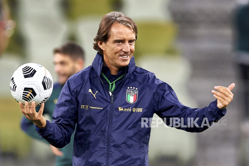  Pelatih timnas Italia Roberto Mancini 