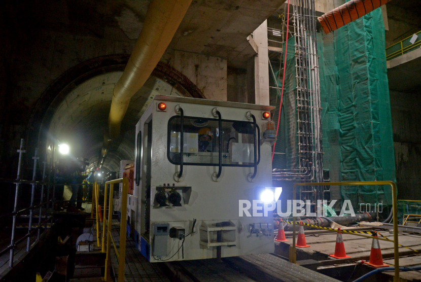 Sejumlah pekerja menyelesaikan pengerjaan konstruksi terowongan Mass Rapid Transit (MRT) CP 201 (Stasiun Thamrin dan Monas) fase 2A di kawasan Thamrin, Jakarta Pusat, Selasa (24/5/2022).