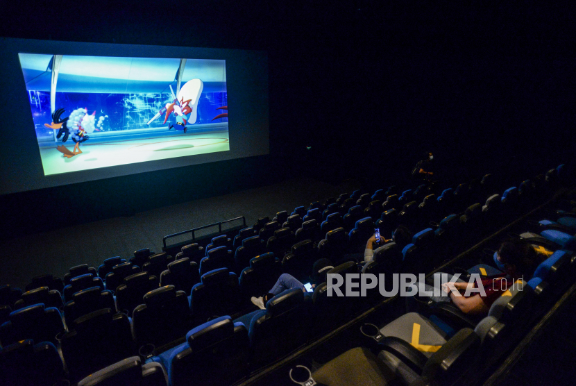 Sejumlah pengunjung duduk di kursi penonton Bioskop CGV, Grand Indonesia, Jakarta, Kamis (16/9). Jaringan bioskop di Korea Selatan masih mengalami kerugian pada kuartal IV 2021 di tengah pandemi COVID-19 yang berkepanjangan.