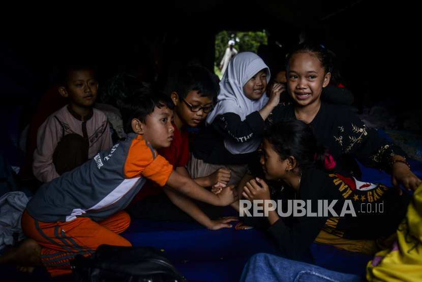 Anak-anak bermain di tenda pengungsian di kawasan Cijendil, Kecamatan Cugenang, Cianjur, Jawa Barat, Rabu (23/11/2022). Anak-anak menjadi salah satu korban terbanyak pada bencana gempa bumi berkekuatan 5,6 SR. Tercatat dari 271 korban jiwa pada bencana tersebut 37 persennya merupakan anak-anak. Republika/Putra M. Akbar